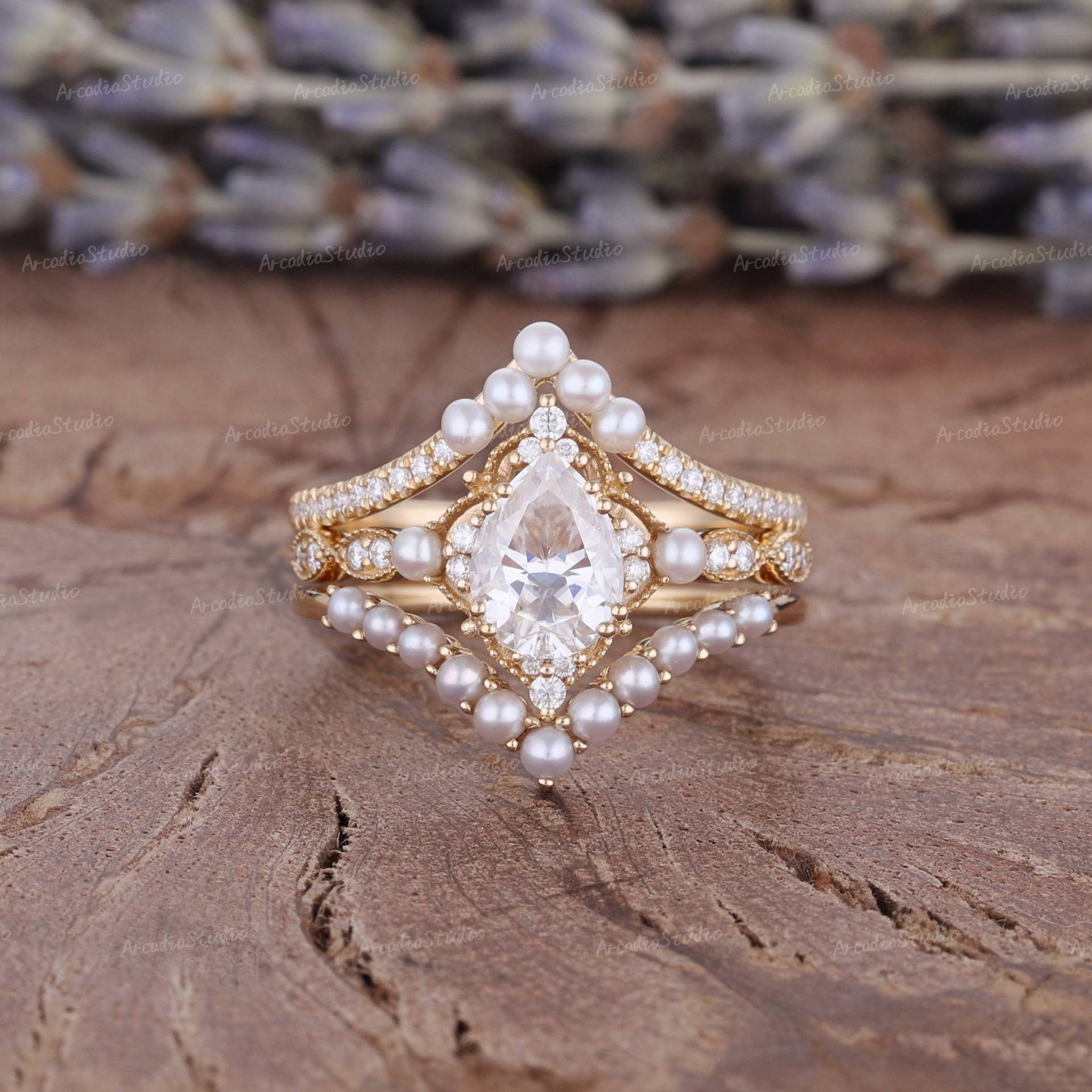 Art Deco Birne Moissanite Verlobungsring Set Einzigartige Blumenförmige Perle V-Förmige 3 Stück Ring Vintage Gelb Gold Diamant Braut von ArcadiastudioUS