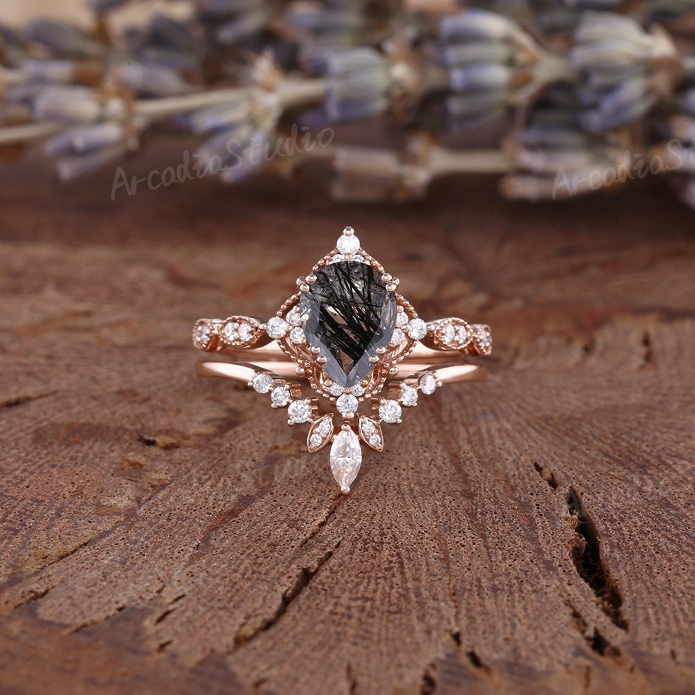 Birnenförmige Schwarz Rutilquarz Verlobungsring Set Vintage Rose Gold Moissanite Braut Salz Pfeffer Kristall Ring Gebogen Ehering von ArcadiastudioUS