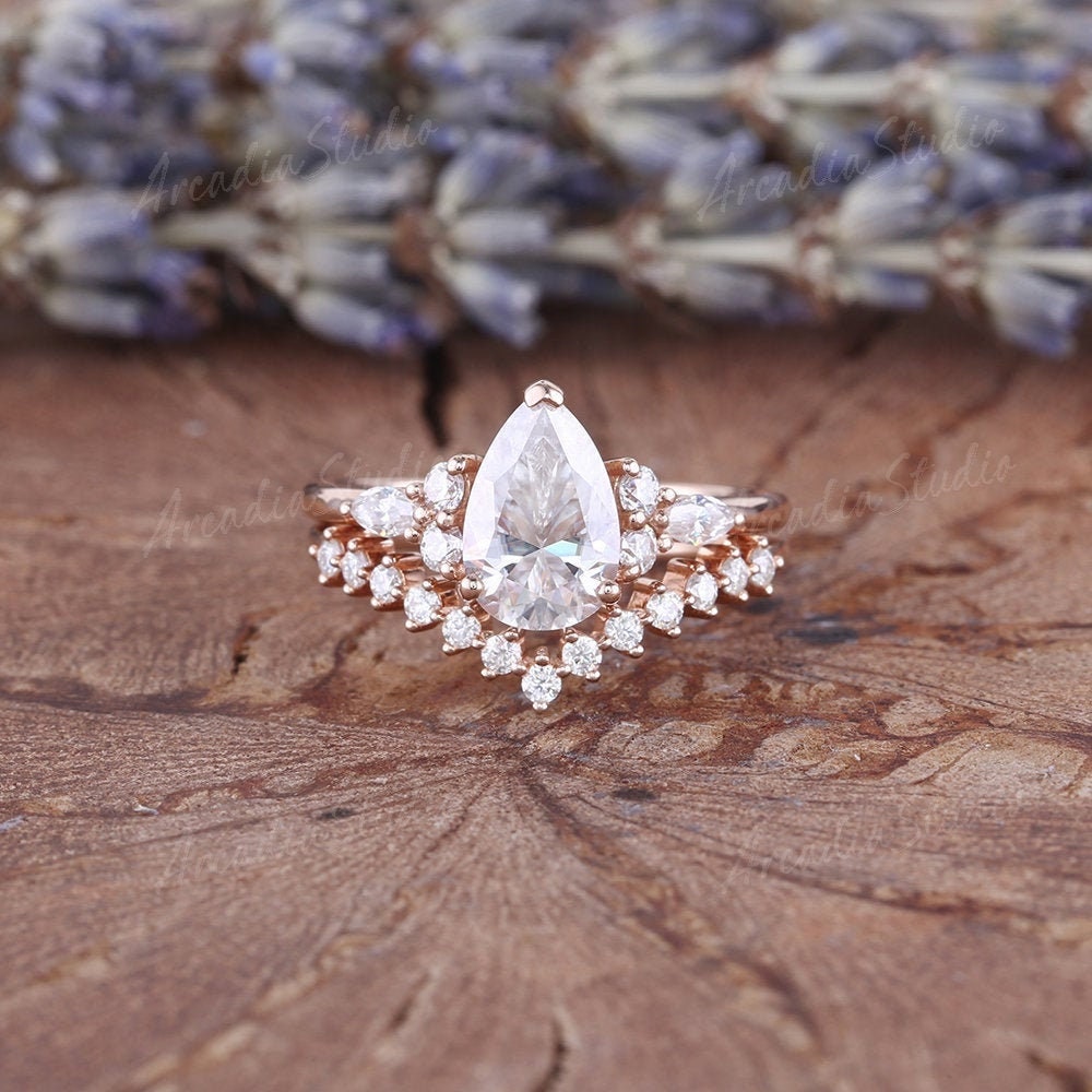 Birnenförmige Moissanite Verlobungsring Set Rosegold Marquise Cluster Diamant Einzigartige Kurve Passender Eheringjubiläumsgeschenk Für Sie von ArcadiastudioUS