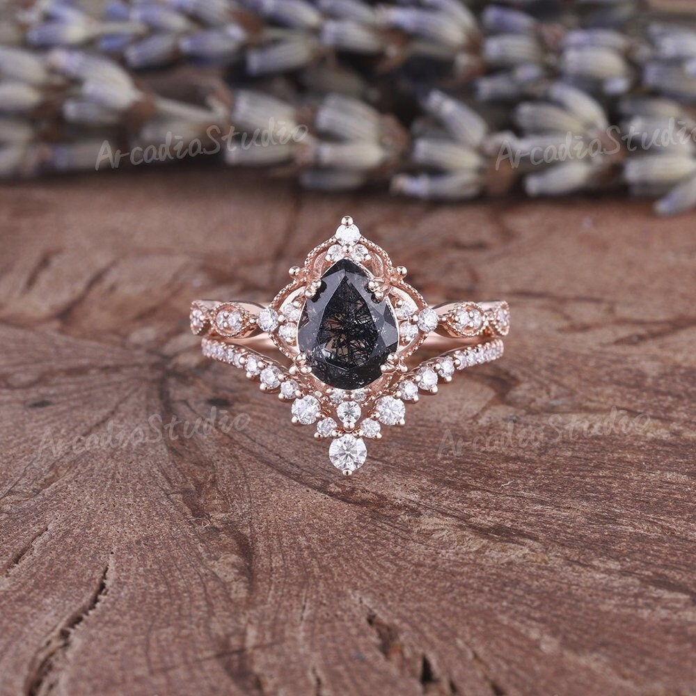 Birnenförmiger Schwarzer Rutilquarz Verlobungsring Set Vintage Rose Gold Cluster Moissanite Ring Kristall Chevron Paved Blume von ArcadiastudioUS