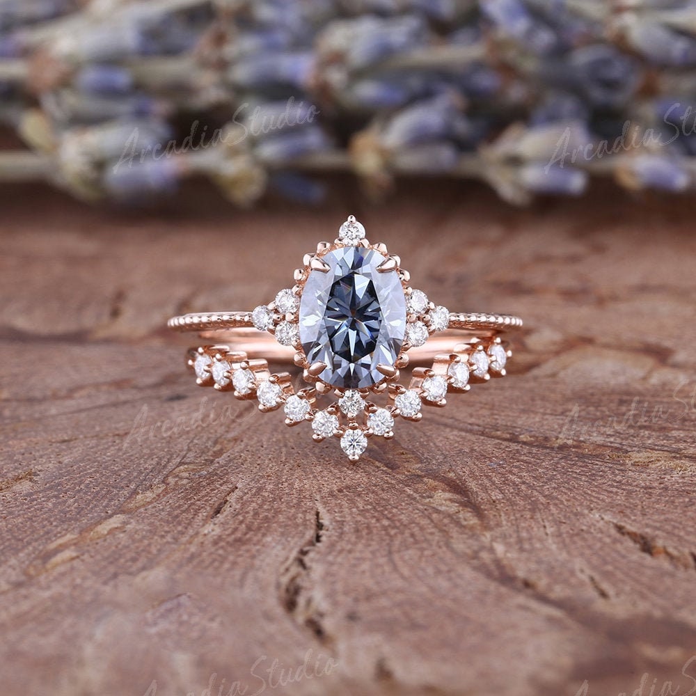 Einzigartige Graue Moissanite Verlobungsring Set Rose Gold Vintage Cluster Ehering Curved Chevron Braut von ArcadiastudioUS