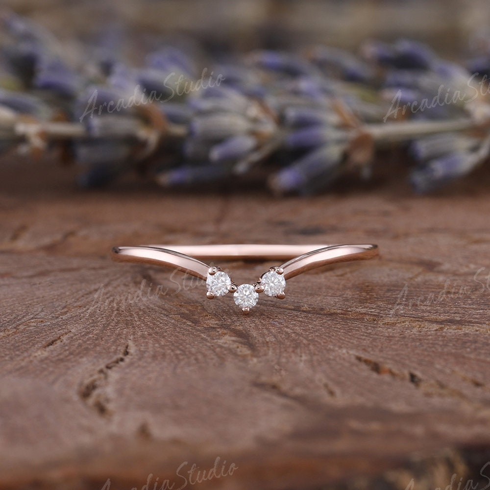 Einzigartige Moissanite/Diamant Hochzeit Band Rose Gold Runde Geschnitten Vintage Gebogen Moissanite Stapeln Ring Zierliche Chevron Passende von ArcadiastudioUS