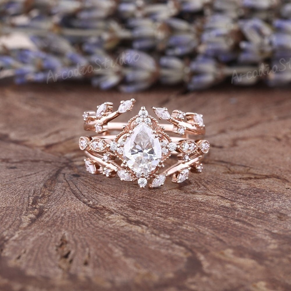 Einzigartige Moissanite Verlobungsring Set Birnenförmige Milgrain Rose Gold Braut Frau Blatt Rebe Ring Natürliche Inspiriert Zweig-Enhancer-Ring von ArcadiastudioUS