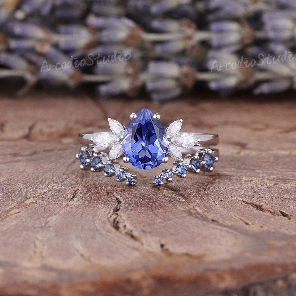 Einzigartiger Birnenförmiger Blauer Saphir Verlobungsring Set Antique Marquise Cut Moissanite Cluster Braut Art Deco Open Wedding Band von ArcadiastudioUS