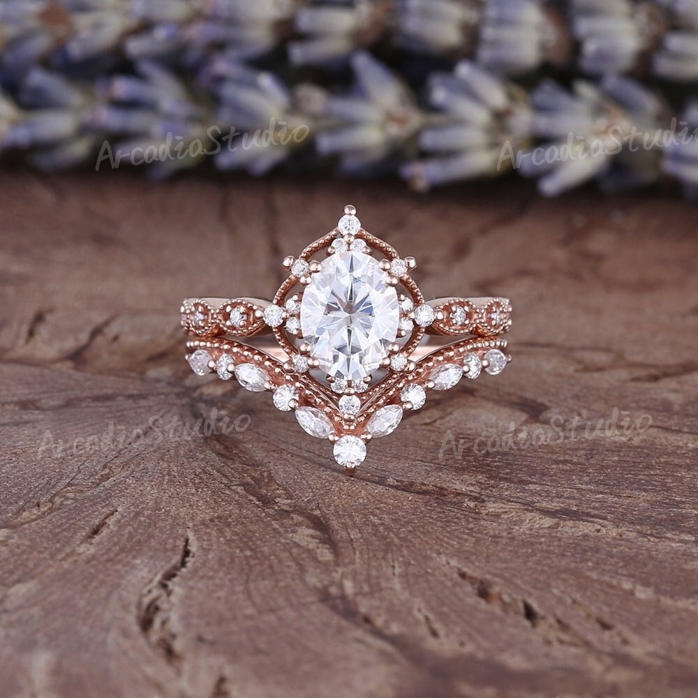 Einzigartiger Ovaler Moissanite Verlobungsring Aet Deco Milgrain Floral Design Braut Set Vintage Rose Gold Marquise Chevron Band von ArcadiastudioUS