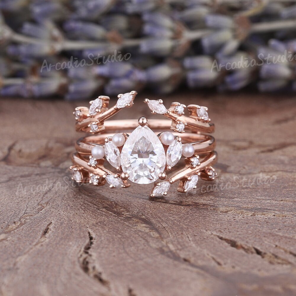 Einzigartiges Birnenförmiges Moissanite Verlobungsring Set Natur Inspiriert Blatt Twist Enhancer Ring Antikes Marquise Cut & Pearl Braut von ArcadiastudioUS