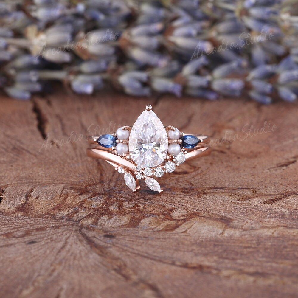 Moissanite Ring Set Rose Gold Braut Cluster Perle Saphir Verlobungsring Einzigartige Hochzeit Band Gebogene Ringe Juni Birthstone von ArcadiastudioUS