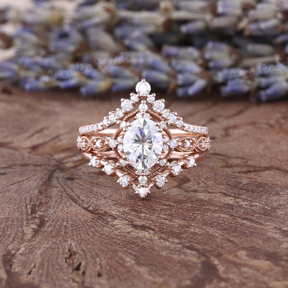 Oval Moissanite Verlobungsring Set Vintage Cluster Rose Gold Ringe Einzigartige Milgrain 3 Stück Braut Rundschnitt Stapelringe von ArcadiastudioUS