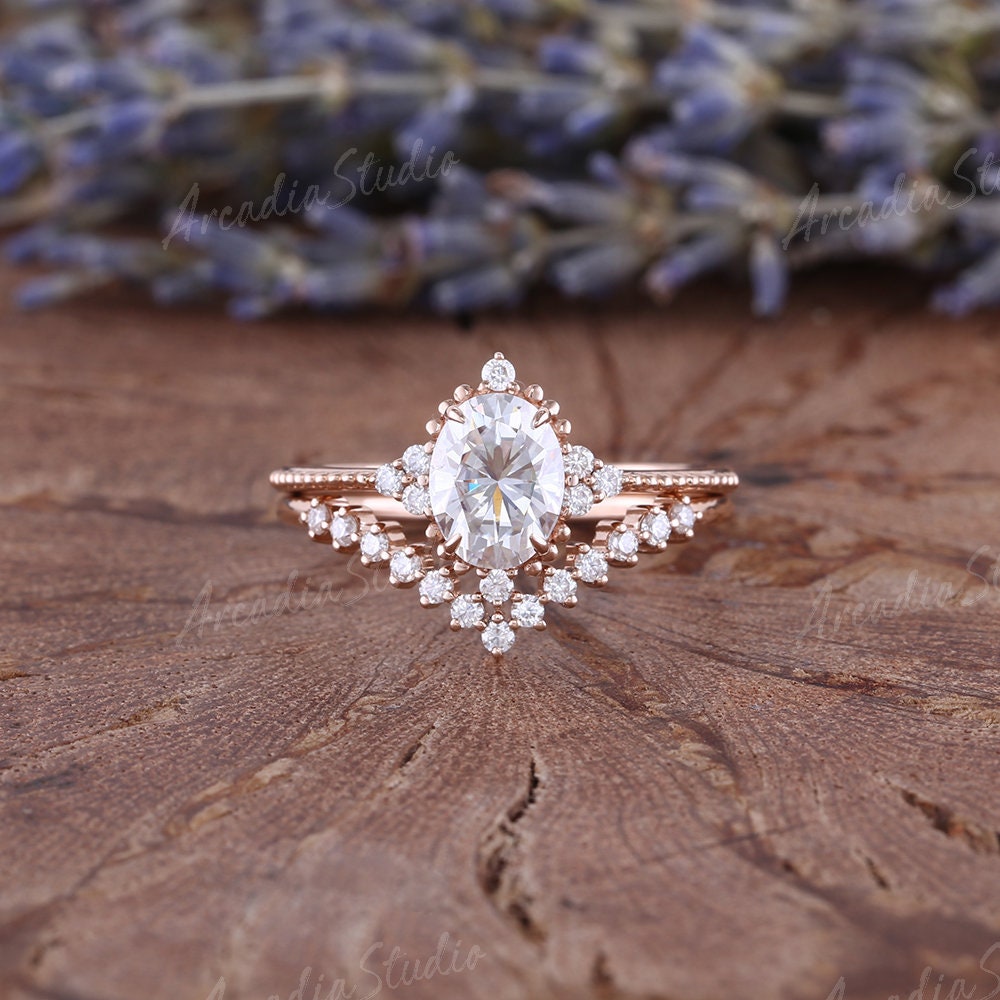 Oval Cut Moissanite Verlobungsring Set Vintage Rose Gold Cluster Braut Einzigartige Diamant Chevron Ring Jubiläumsgeschenk von ArcadiastudioUS