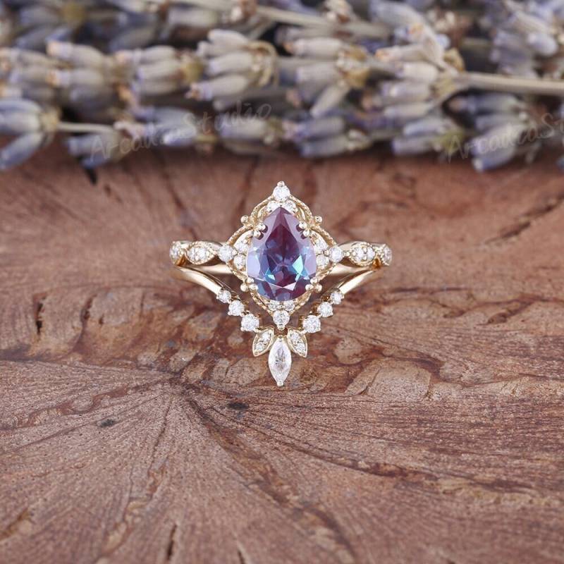 Pear Cut Alexandrit Verlobungsring Set Gelb Gold Cluster Moissanite Ring Halb Eternity Einzigartiges Chevron Band von ArcadiastudioUS