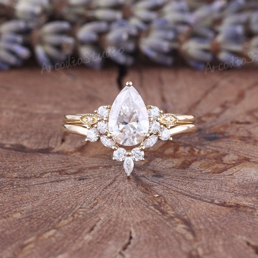 Pear Cut Moissanite Verlobungsring Set Vintage Gelb Gold Braut Cluster Ring Einzigartiger Marquise Gebogener von ArcadiastudioUS