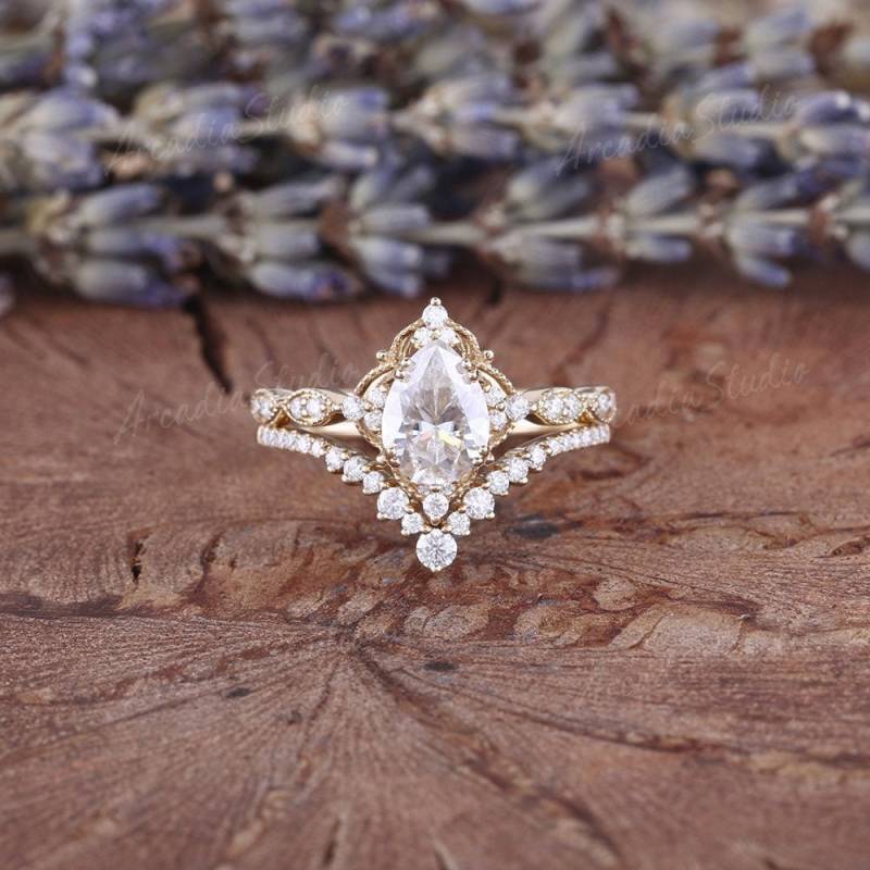 Pear Cut Moissanite Verlobungsring Set Vintage Gelb Gold Ehering Frauen Art Deco Chevron 2 Stück Versprechen Ring von ArcadiastudioUS