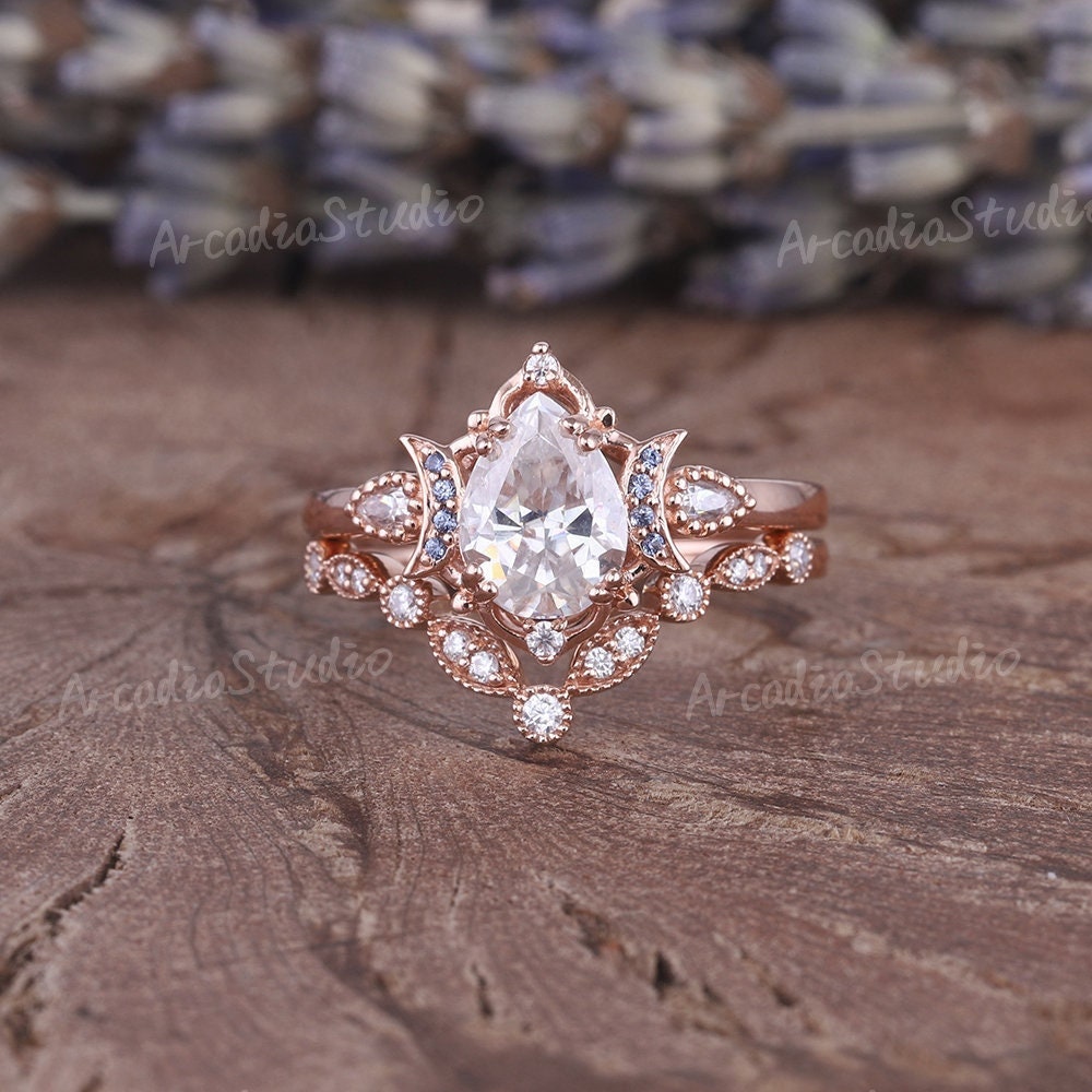 Teardrop Moissanite Verlobungsring Set Vintage Cluster Milgrain Pave Rose Gold Ehering Einzigartige Stern Mond Braut von ArcadiastudioUS