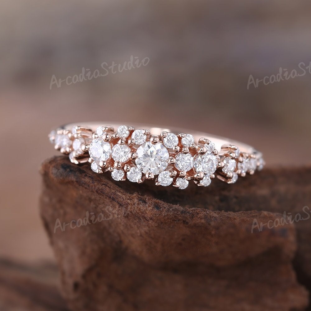 Einzigartige Moissanite Hochzeit Band Vintage Runde Form Brautring Halbe Ewigkeit Frau 14K Rosegold Stapelring Jubiläumsring Für Sie von ArcadiastudioUS