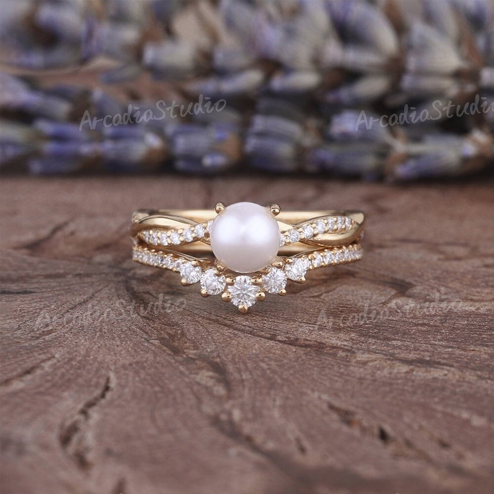 Vintage Akoya Perle Verlobungsring Verdreht Gelb Gold Braut Set Art Deco Moissanite Gebogen Stapelring Versprechen Ring Für Sie von ArcadiastudioUS