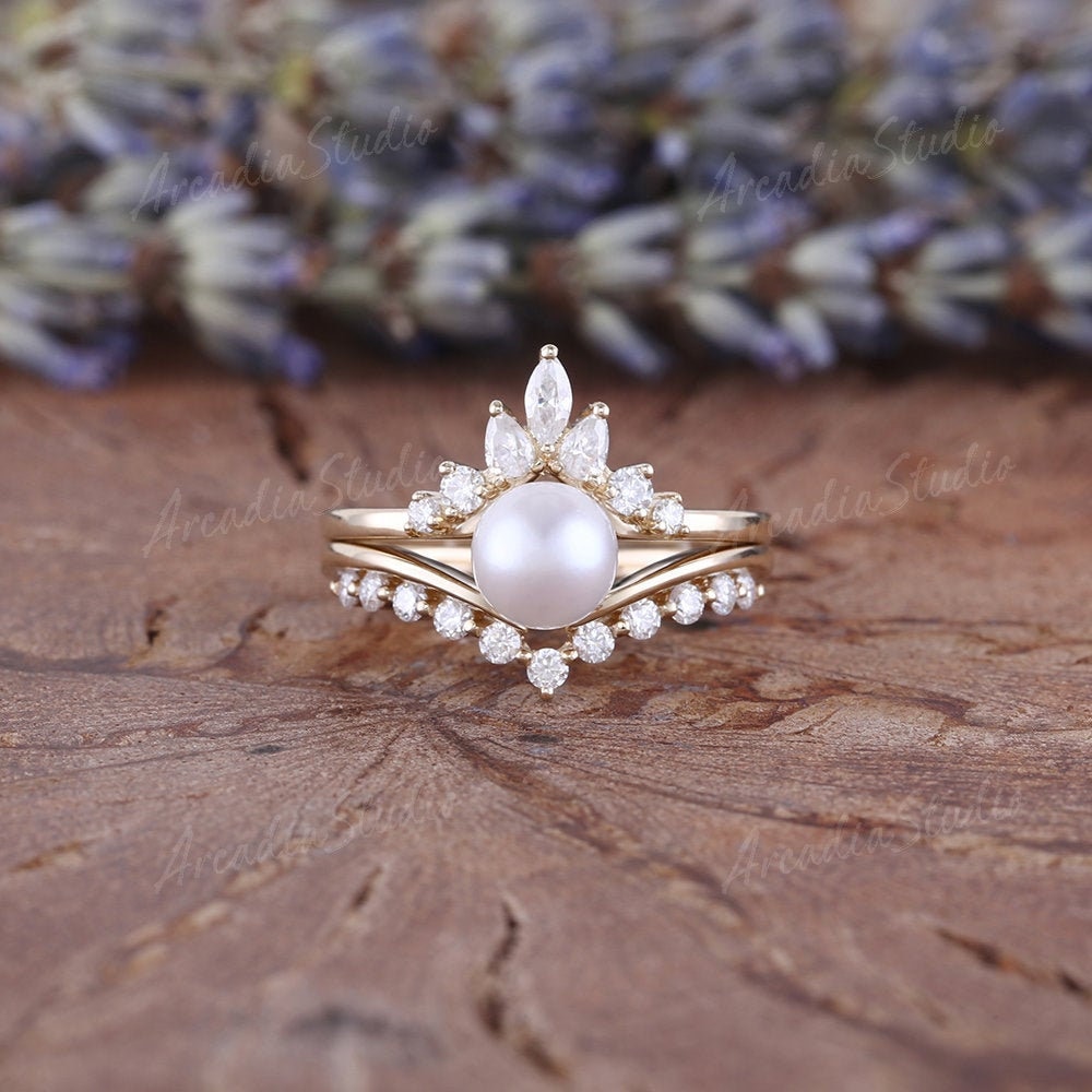 Vintage Akoya Perle Verlobungsring Set Gelbgold Ring Einzigartige Marquise Moissanite Art Deco Chevron Vintage Akoya Perle Verlobungsring Set Gelbgold Ring Einzigartige Marquise Moissanite Art Deco Chevron von ArcadiastudioUS