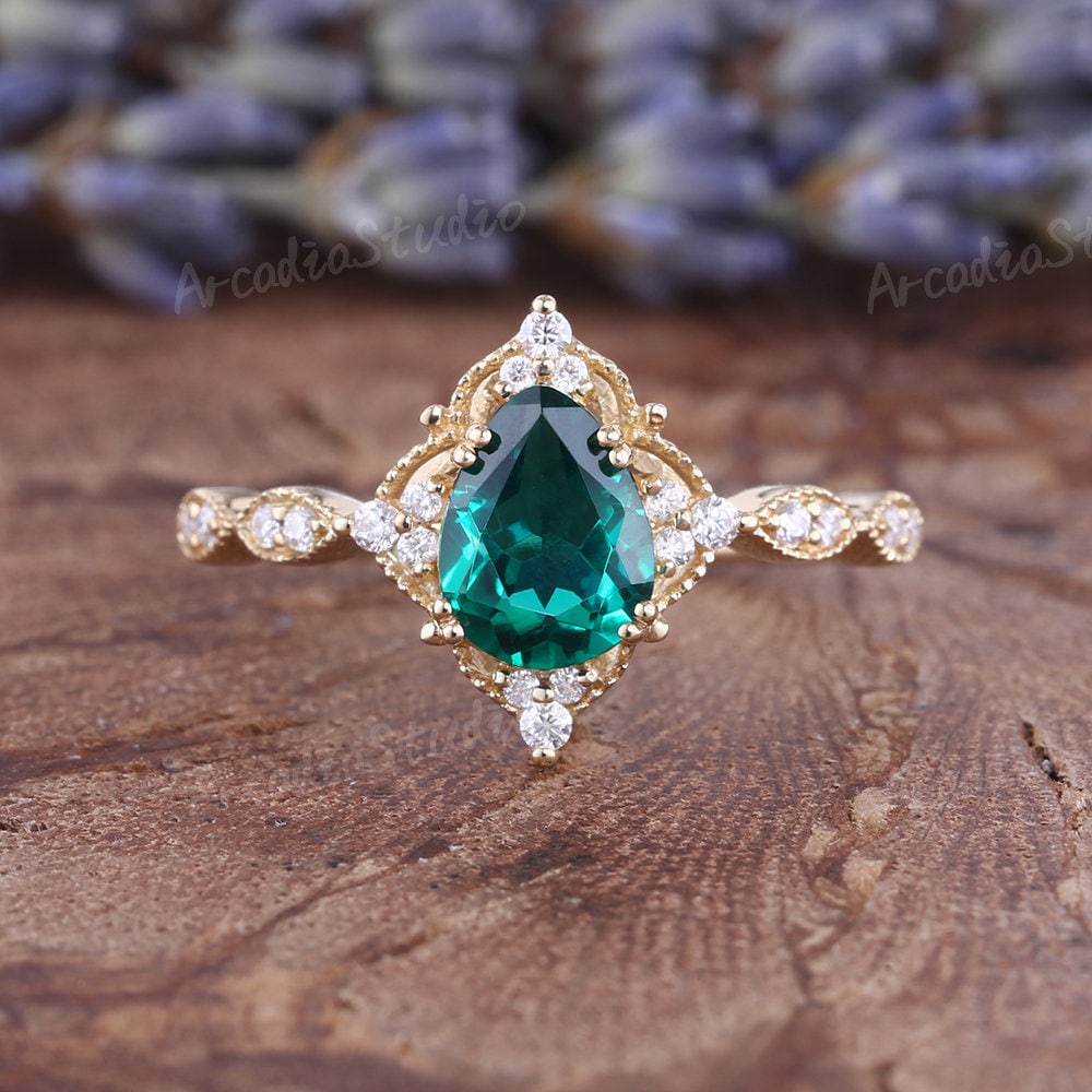 Vintage Birnenförmigen Smaragd Verlobungsring Gelb Gold Moissanite Cluster Ring Art Deco Milgrain Braut Custom Jubiläum Schmuck Vintage Birnenförmigen Smaragd Verlobungsring Gelb Gold Moissanite Cluster Ring Art Deco Milgrain Braut Custom Jubiläum Schmuck von ArcadiastudioUS