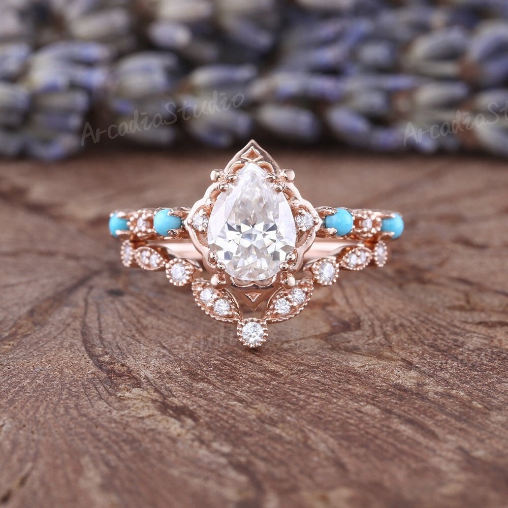 Vintage Moissanite Verlobungsring Set Birnenförmige Rose Gold Ehering Frauen Türkis Ring Chevron Stapelband von ArcadiastudioUS