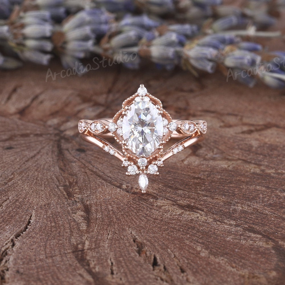 Vintage Moissanite Verlobungsring Set Art Deco 1.5Ct Oval Form Braut Rose Gold Ehering Einzigartiger Marquise Schliff Gebogen Stapelring von ArcadiastudioUS