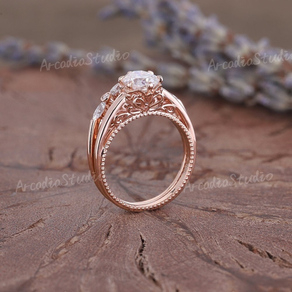 Vintage Moissanite Verlobungsring Set Einzigartiges Rose Gold Peekaboo Ring Art Deco Blumen Perlen Braut Band Kathedrale Jahrestag Geschenk von ArcadiastudioUS