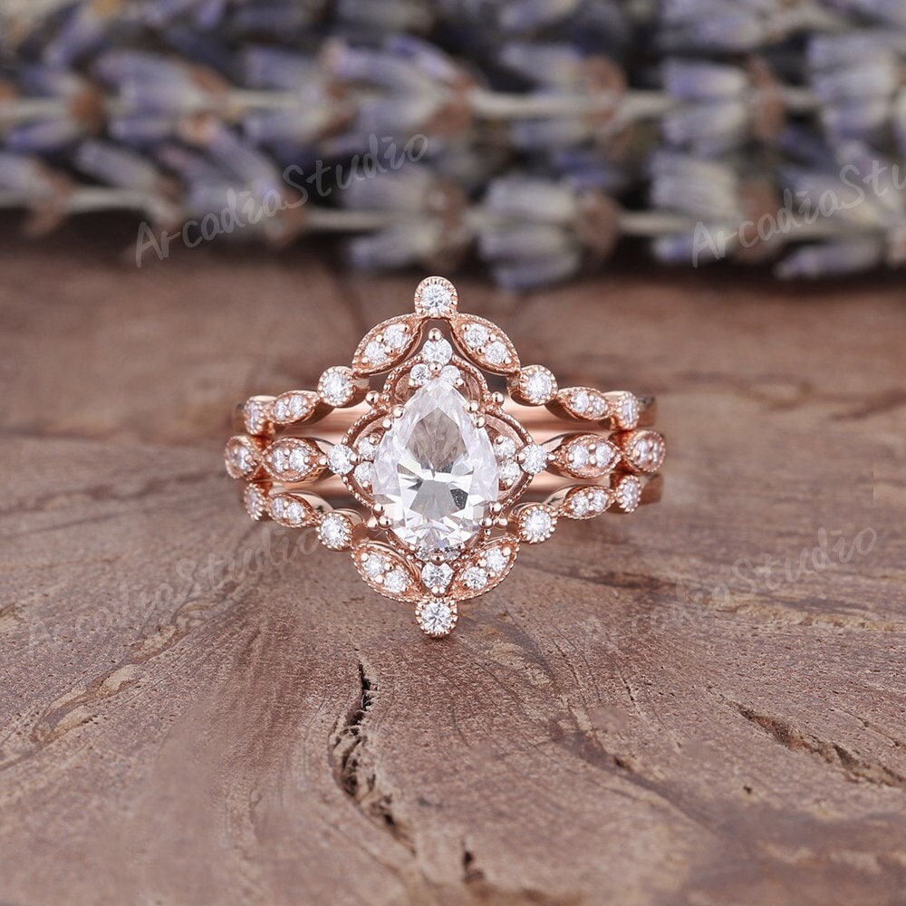 Vintage Pear Moissanite Verlobungsring Set Antique Rose Gold Milgrain Pave 3 Stück Braut Einzigartige Cluster Jahrestagsgeschenk Frauen von ArcadiastudioUS