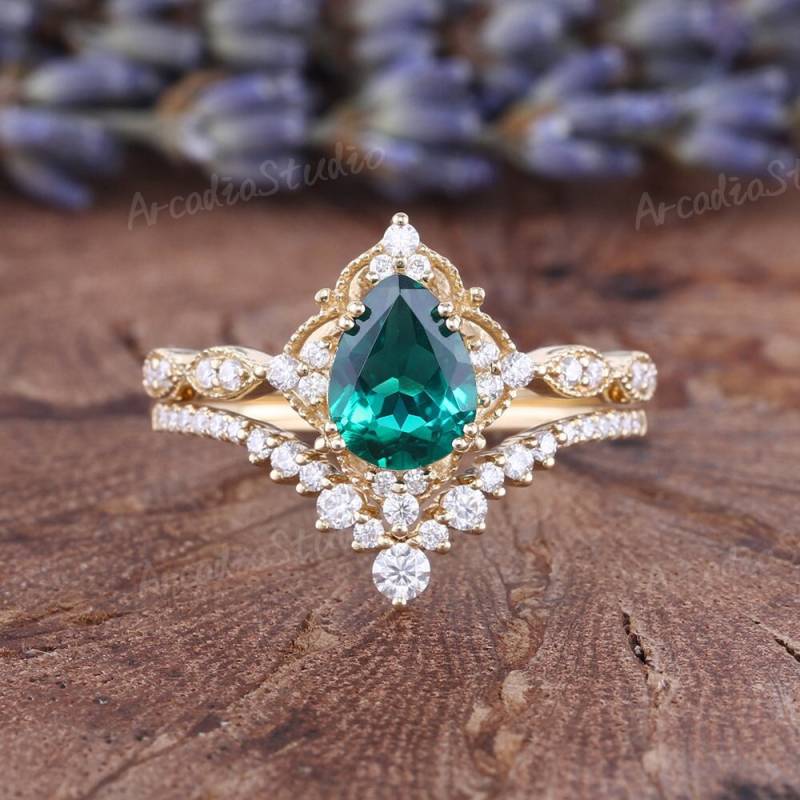 Vintage Smaragd Verlobungsring Set Gelbgold Pear Cut Braut Einzigartige Milgrain Moissanit Cluster Ring Frau Chevron Ehering von ArcadiastudioUS