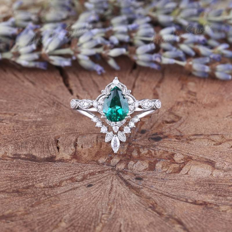 Vintage Smaragd Verlobungsring Set Weißgold Moissanite Ring Art Deco Cluster Einzigartige Diamant Ehering von ArcadiastudioUS