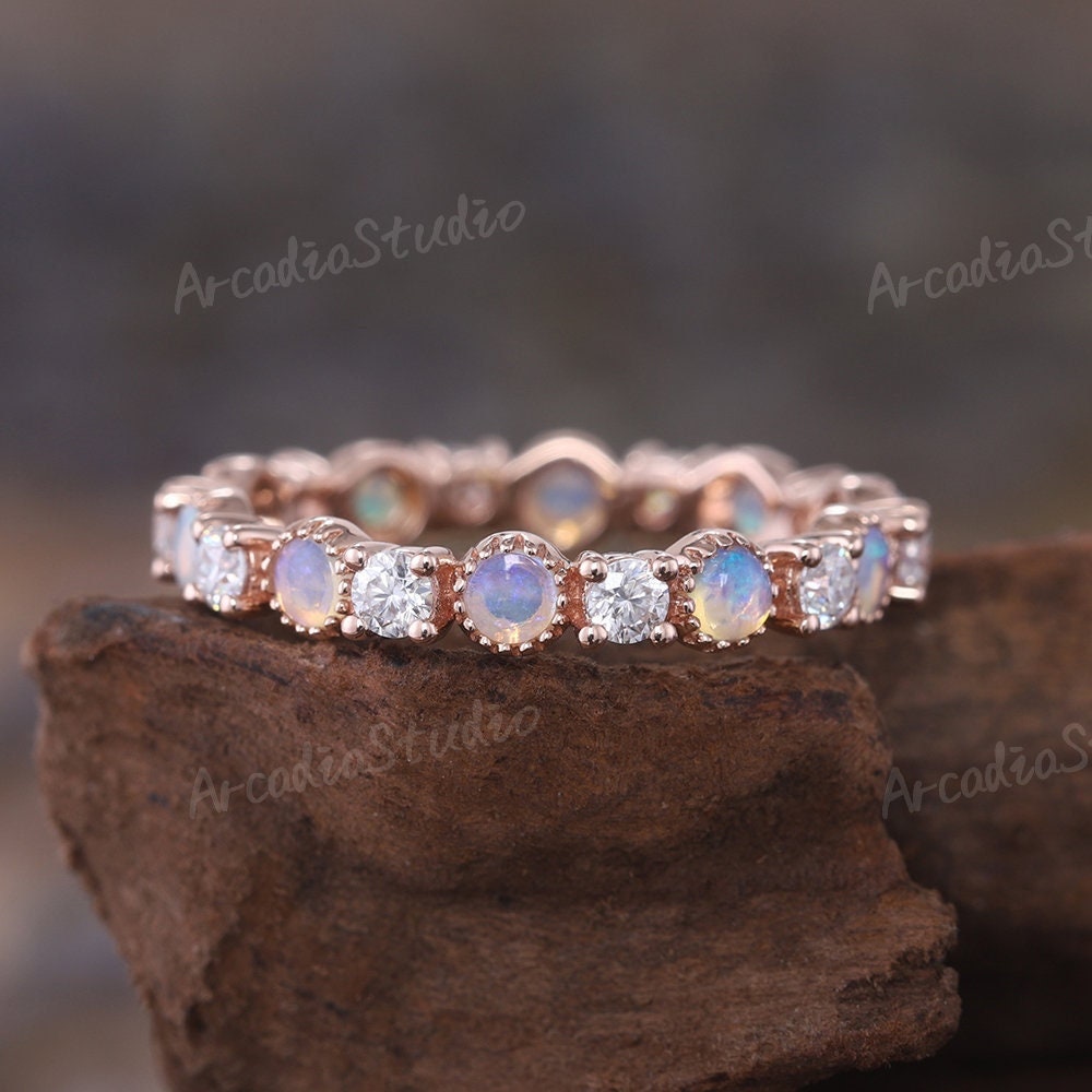 Zierliche Opal Und Moissanit Eternity Ehering Vintage Milgrain Pave Rose Gold Ring Unikat Jubiläum Stapelring von ArcadiastudioUS