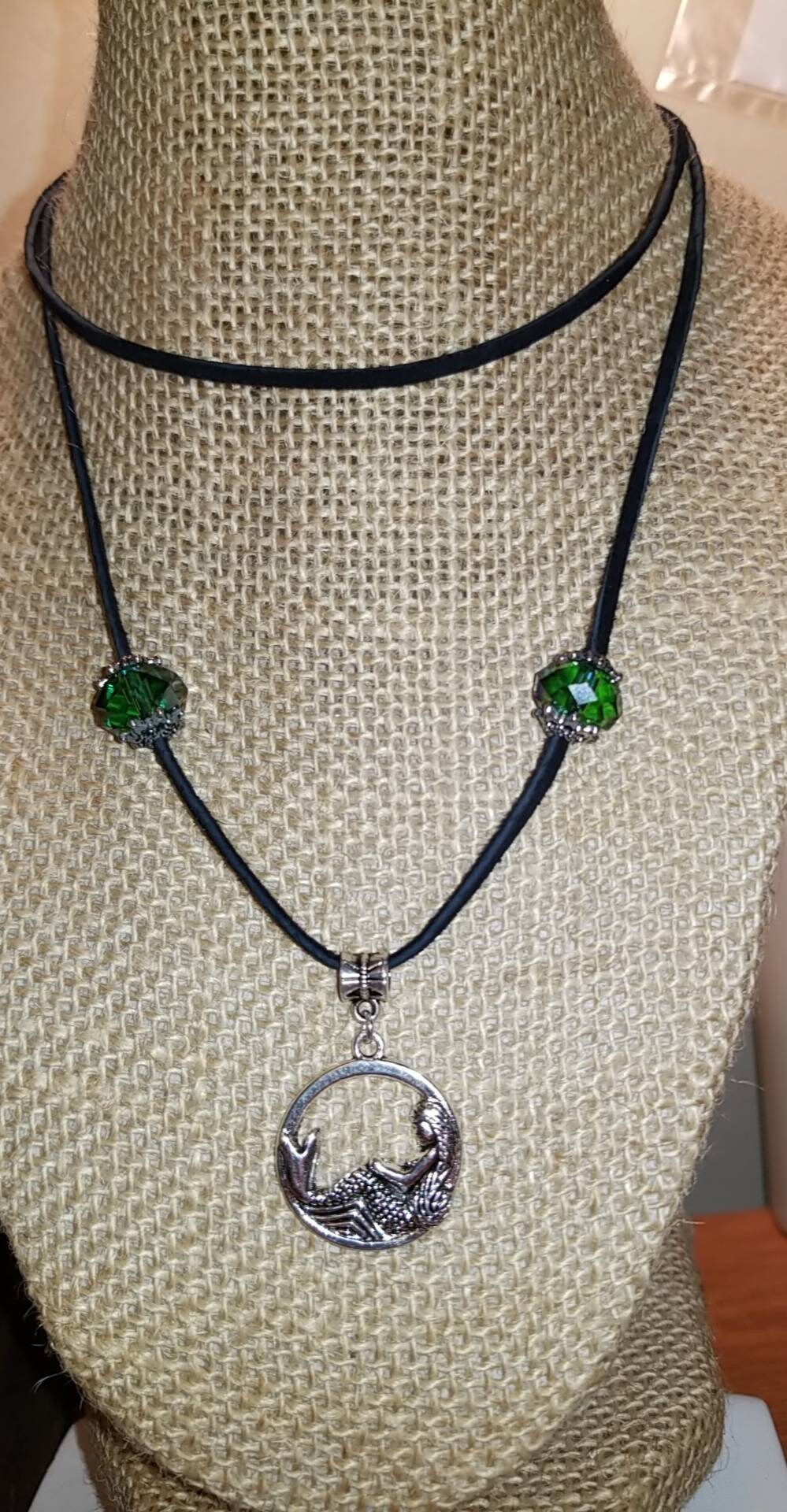 Meerjungfrau Wildleder Halsband Mit Blau Grünen Kristallen Und Silber Akzente von ArcaneAddiction