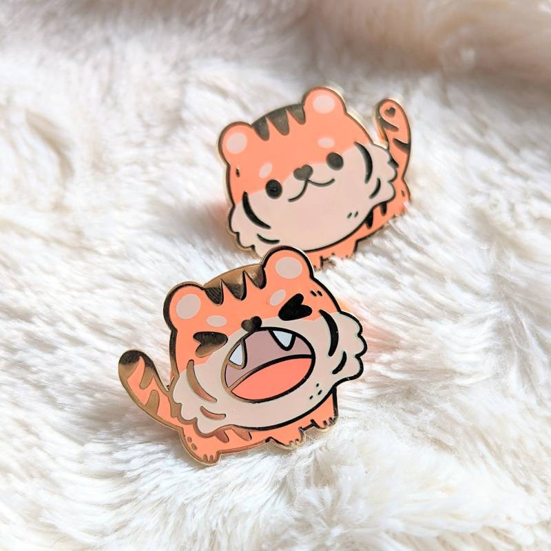 Kleine Tiger - Angy & Owo Emaille Pins Kleine Tiger - Angy & Owo Emaille Pins von Arcasian