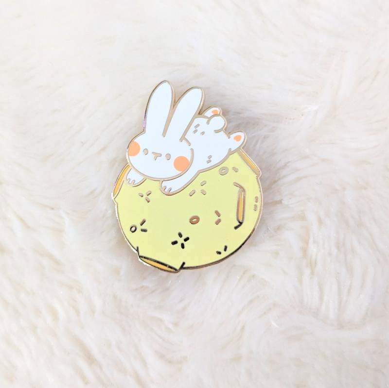 Rabbit Over The Moon - Niedlicher Space Bunny Accessoire Emaille Pin von Arcasian