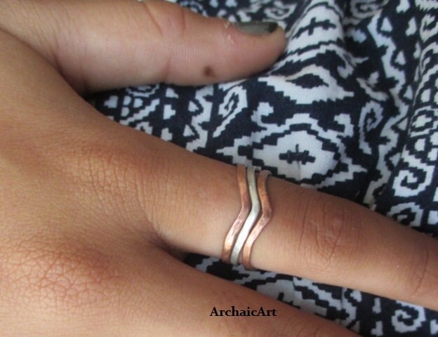 Kupfer Und Silber Stapel Ringe 3Er Set Handgehämmert Chevron/Wave Design Industrial Modern Style Unisex Größe 7 von ArchaicArt