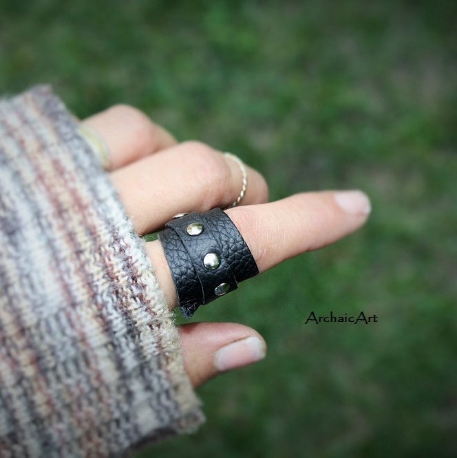 Leder Ring Upcycled Umfunktioniert Schwarz Strukturierte Polster Leder Hand Nieten Verschluss Größe 8Us von ArchaicArt