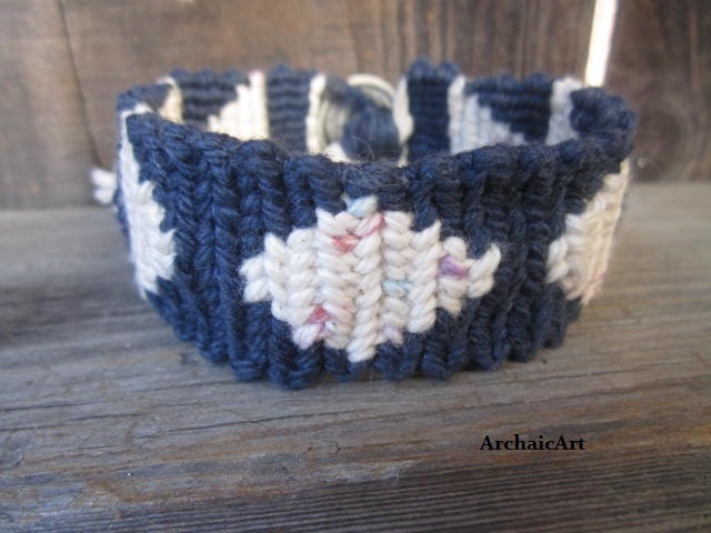 Makramee Armband Blau Mit Weiß Basiert Multicolor Baumwolle Thread Knopf Verschluss Robust Südwesten Inspiriert Weben Unisex von ArchaicArt