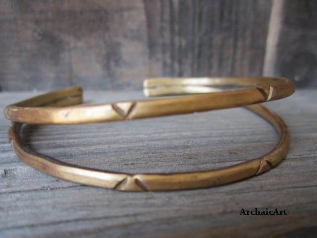 Messing Doppel Draht Armreif Armband Gehämmert Gestempelt Chevron Rustikale Primitive Unisex von ArchaicArt