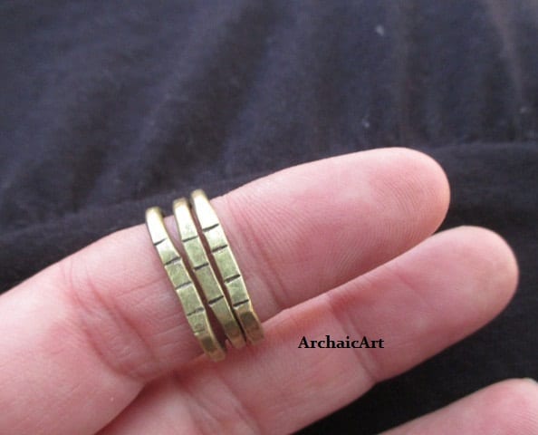 Messing Stapel Ringe Set Von 3 Hand Gehämmert Industrielle Primitive Boho Gypset Stil Unisex Größe 7 von ArchaicArt