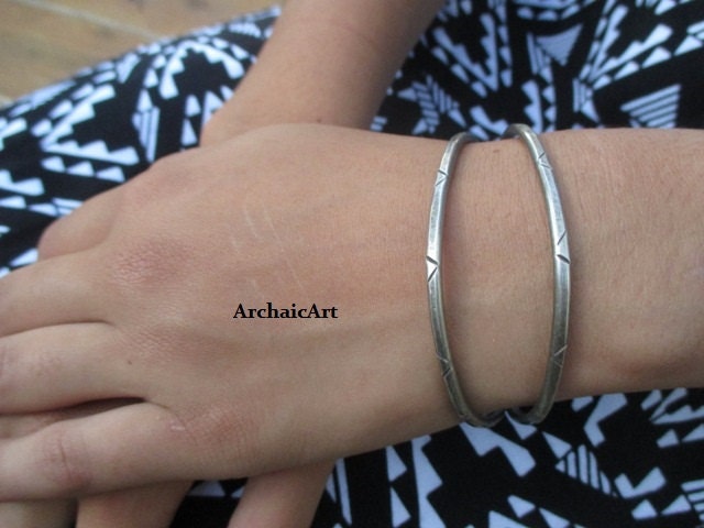 Silber Doppel Draht Armreif Armband Gehämmert Gestempelt Chevron Rustikale Primitive Unisex von ArchaicArt