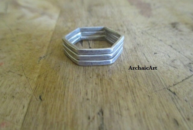 Silber Sechseck Stapel Ringe Set Von 3 Handgehämmert Industrie Brutal Modernen Boho-Stil Unisex Größe 7 von ArchaicArt