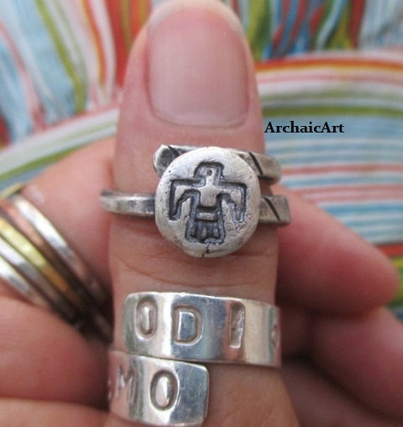 Thunderbird Gestempelt Ring Incised Band Rustikale Rock Art Inspiriert Design Größe 8 Unisex von ArchaicArt