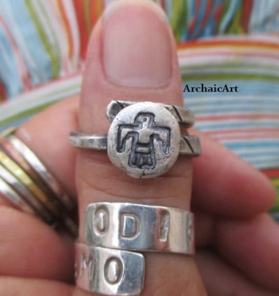 Thunderbird Gestempelt Ring Incised Band Rustikale Rock Art Inspiriert Design Größe 8 Unisex Thunderbird Gestempelt Ring Incised Band Rustikale Rock Art Inspiriert Design Größe 8 Unisex von ArchaicArt