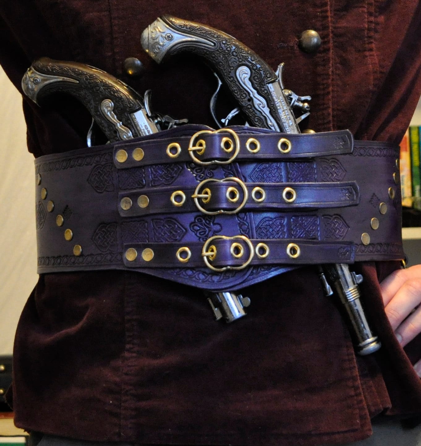 Großer Ledergürtel. Kostenloser Versand Weltweit. Pirat/Wikinger. Violett, Lila Fantasy Stil. Dickes Leder. Larp, Kostüm, Cosplay Großer Ledergürtel. Kostenloser Versand Weltweit. Pirat/Wikinger. Violett, Lila Fantasy Stil. Dickes Leder. Larp, Kostüm, Cosplay von ArchdeansMagicShop