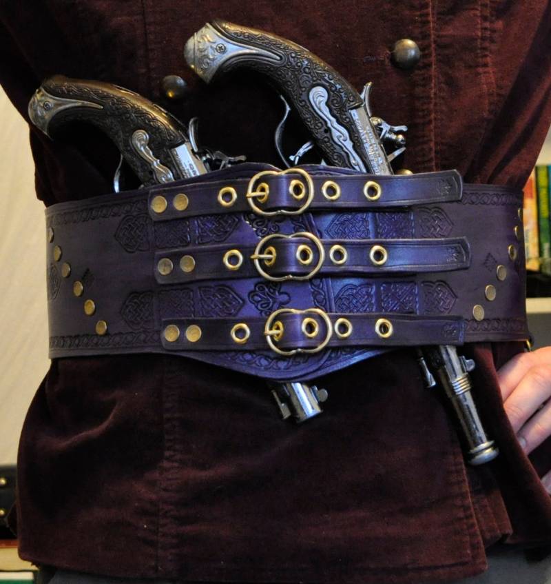 Großer Ledergürtel. Kostenloser Versand Weltweit. Pirat/Wikinger. Violett, Lila Fantasy Stil. Dickes Leder. Larp, Kostüm, Cosplay von ArchdeansMagicShop