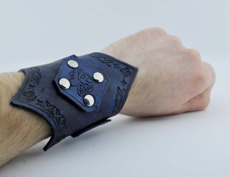 Lederarmband. Versand Weltweit Kostenlos. Armstulpe. Oktopus, Krake. Meerblau, Fantasystil. Dickes Rüstungsteil. Larp, Kostüm, Cosplay Lederarmband. Versand Weltweit Kostenlos. Armstulpe. Oktopus, Krake. Meerblau, Fantasystil. Dickes Rüstungsteil. Larp, Kostüm, Cosplay von ArchdeansMagicShop