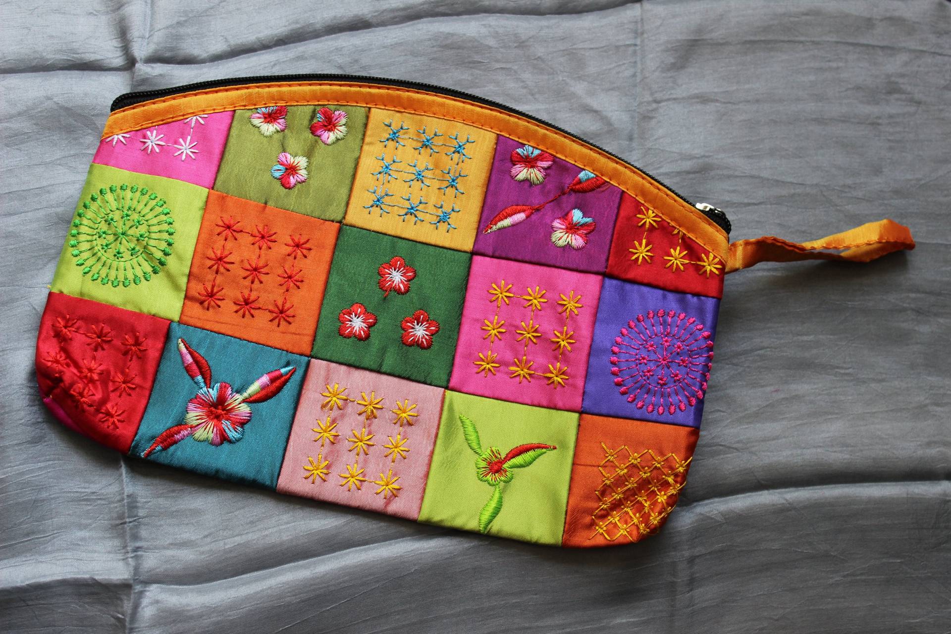 Bestickter Seidenbeutel Gesteppte Patchwork-Perlen-Clutch, Hergestellt in Vietnam von Archeologists