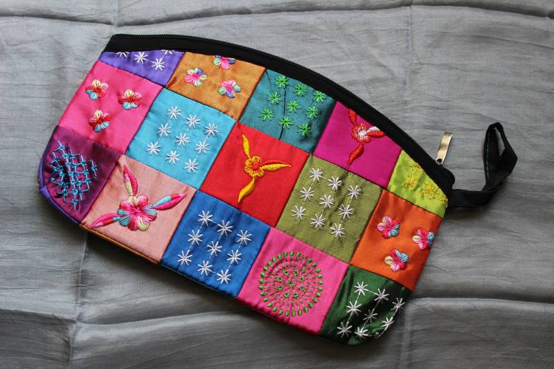 Gestickter Seidenbeutel Gesteppte Perlen-Clutch, Vietnam Hergestellt von Archeologists