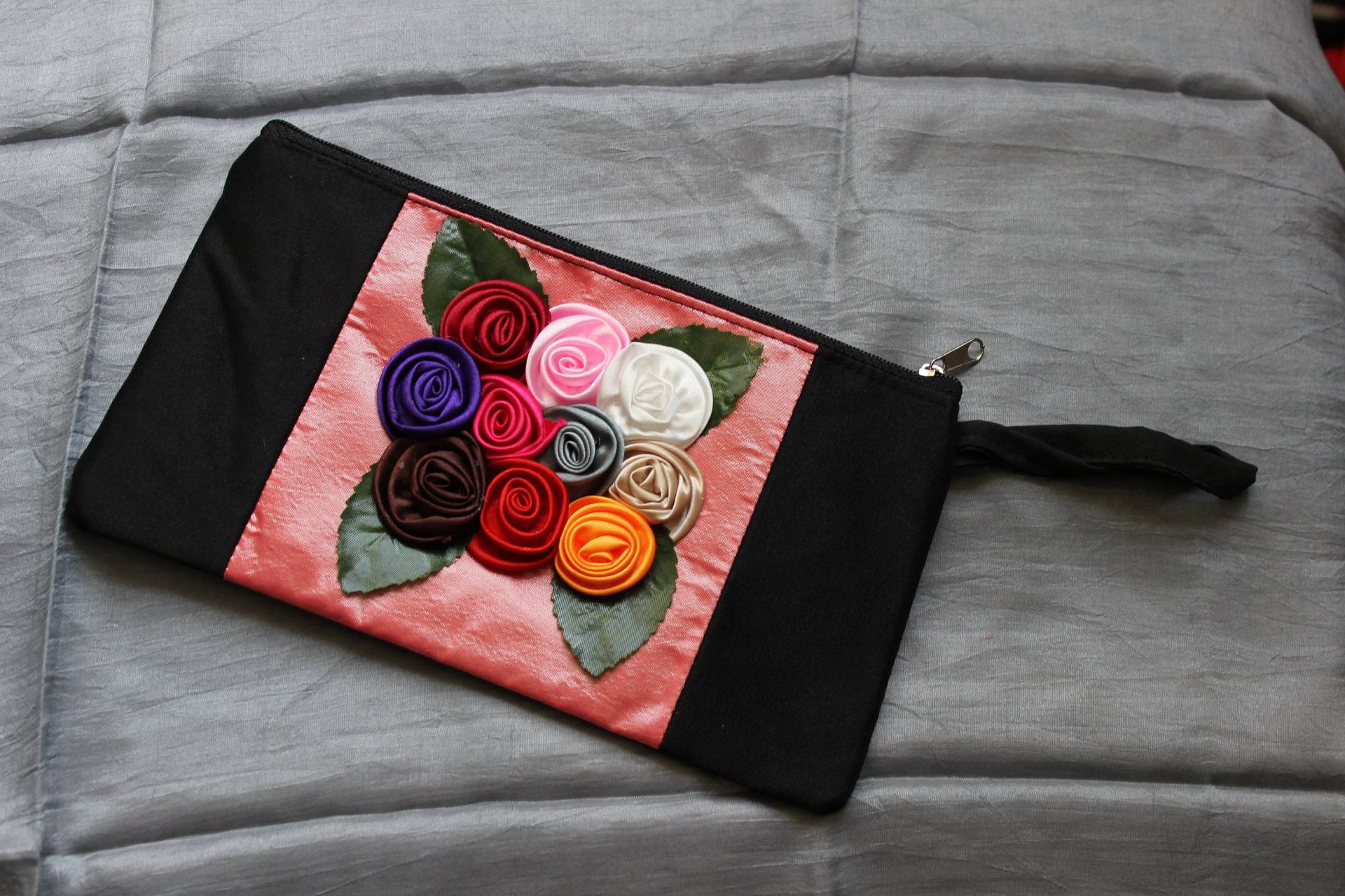 Handgefertigte Seidenblumen Geldbörse Elegante Bestickte Kupplung, Vietnam Hergestellt von Archeologists