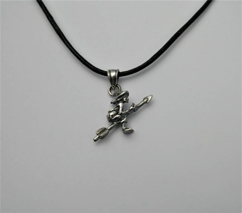 Hexe Auf Pfeil Anhänger Oxidiertes Silber Halloween Bogenschießen Schmuck von ArchersJewellery