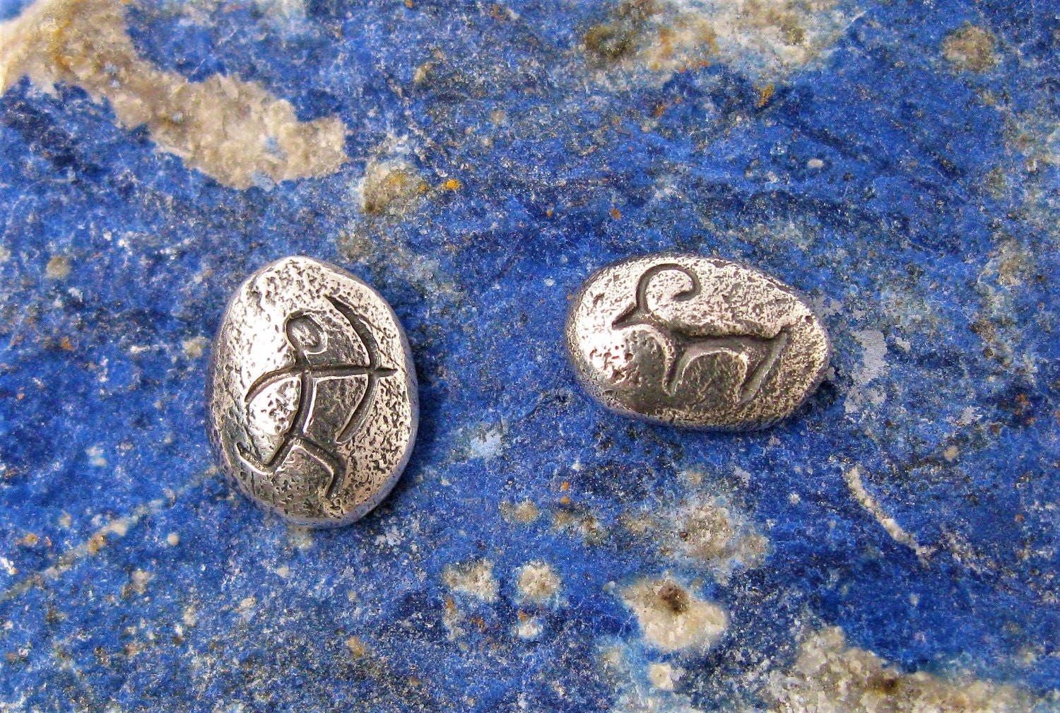 Kleine Primitive Bogenschützen Und Widder Ohrstecker in Silber, Höhlenmalerei Ohrstecker, Lascaux Inspirierte Jäger Bogenschiess Schmuck von ArchersJewellery