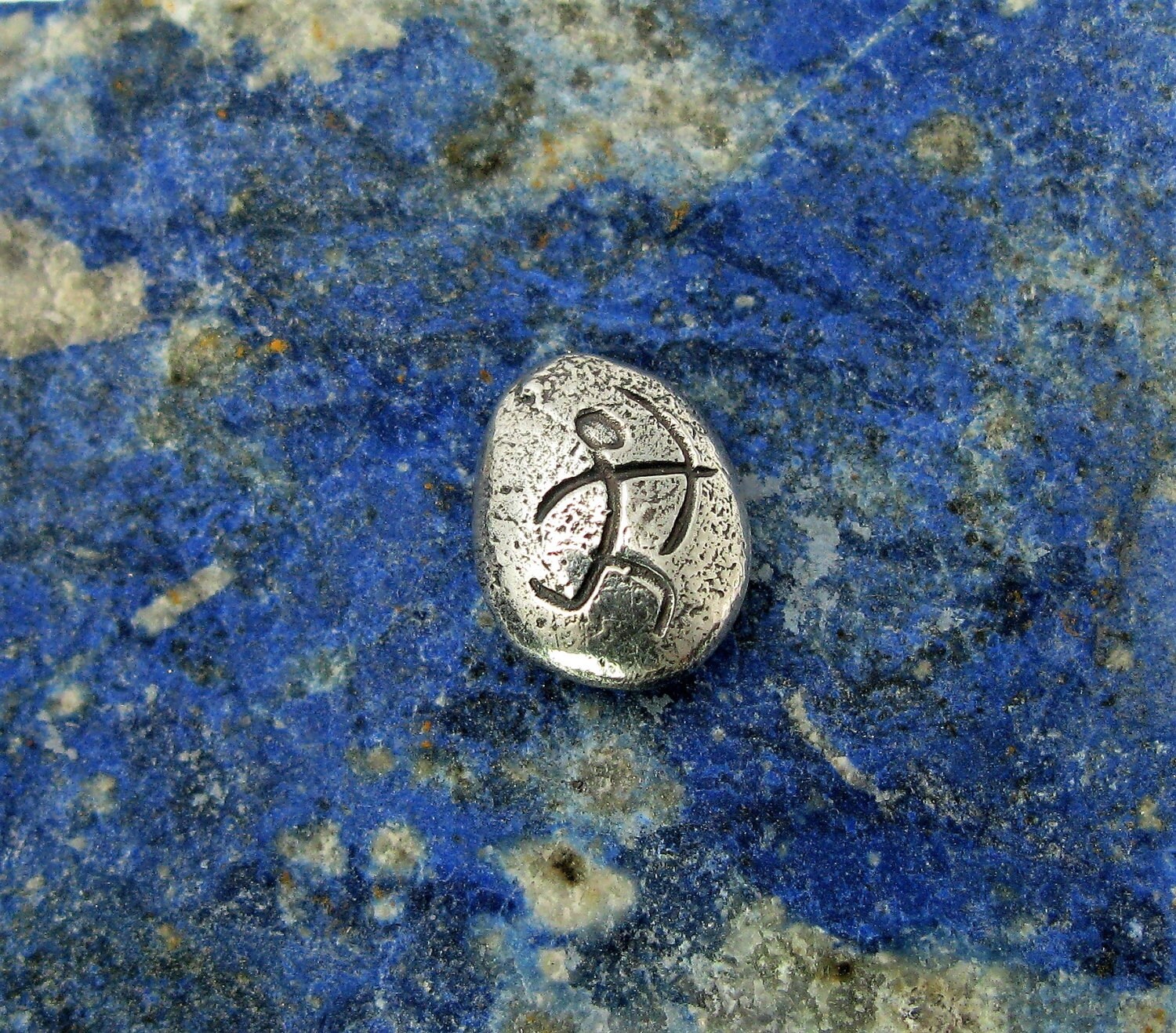 Kleiner Primitive Bogenschütze Pin Abzeichen in Silber, Höhlenmalerei Pin, Lascaux Gemälde Inspiriert Bogenschützen Bogenschießen Schmuck von ArchersJewellery