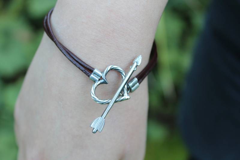 sterling Silber Amor Armband Herz Pfeil Leder Knebelverschluss von ArchersJewellery